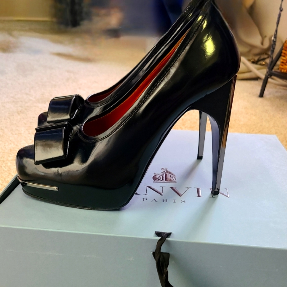 Like new Lanvin Bow Pumps sz 39